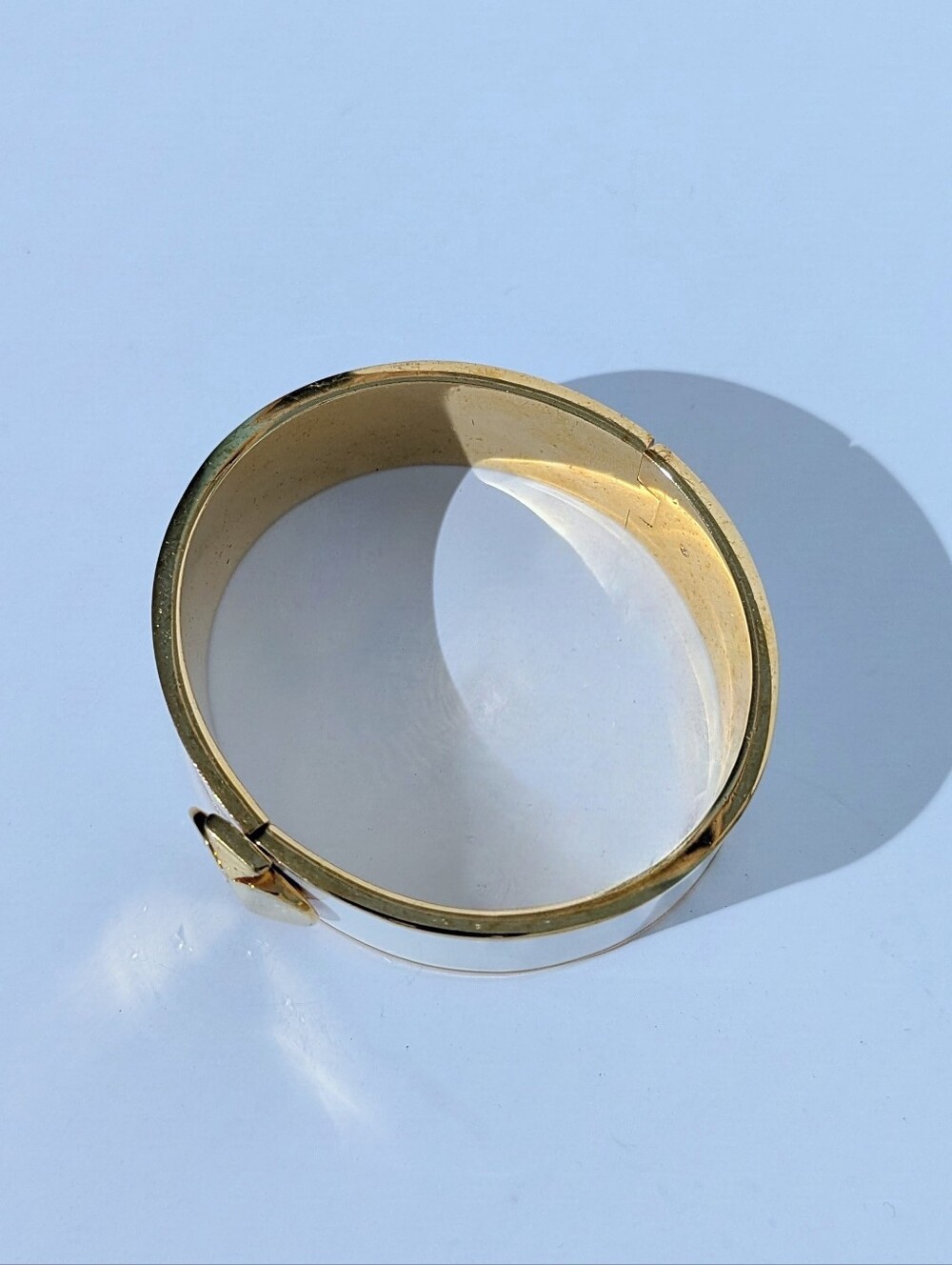 Kate Spade Heritage Spade Enamel Hinged Bangle Wh Enamel Gold-Tone Cuff Bracelet - Picture 6 of 10
